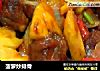 菠萝炒排骨的做法