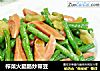 榨菜火腿肠炒带豆的做法